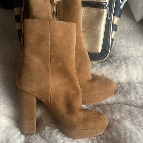 Michael Kors, shoes color tan, new never used, leather, very elegant, Size 5. - Picture 4 of 4